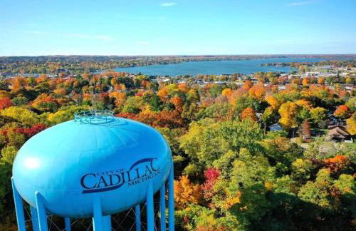 5BR Lakefront Getaway with hot tub - Foto 33