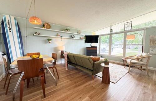 Mid-Century Modern Themed Home with Outdoor Hot Tub - Foto 16