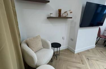 The Upper Tooting Beauty - 2bed Ground Floor Flat - Photo 1