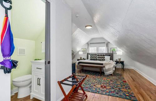 Modern Comfort in Historic Charm: 4BR KC Retreat - Foto 16