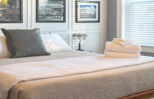 2BR with Workspaces & Deck ABODEbucks - Foto 11