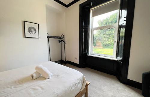 A Spacious Flat with Character - Private Car Space - Foto 32