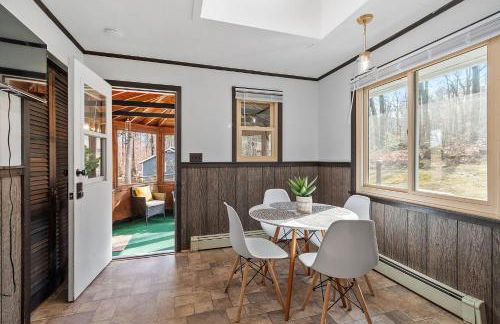 NEW! Woodland Retreat - Hot tub Game Room Firepit - Foto 6