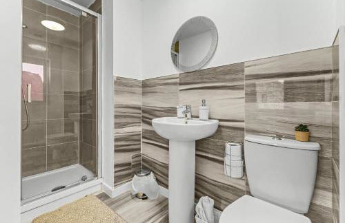 New large townhouse 3 bedrooms 4 beds and parking - Foto 12