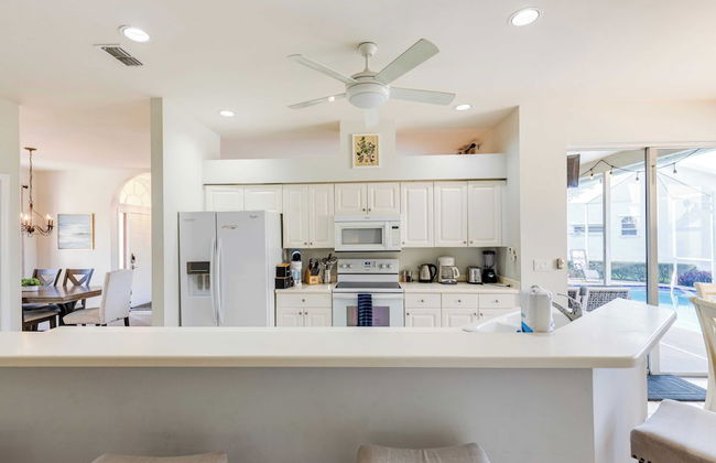 Private Pool, Pond Views, & Bonus Lounge in Gated Naples Community Drive to Dining & Sand - Foto 12