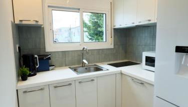 111 - Beachside Renovated 1BR apt 5 min from Beach - Photo 5