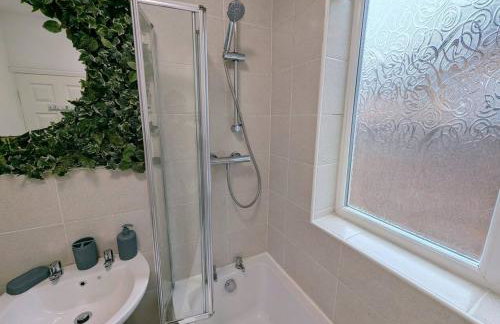 The Heritage Hideaway - King bed, Free parking, Walk to c-centre & Hospital - Foto 17