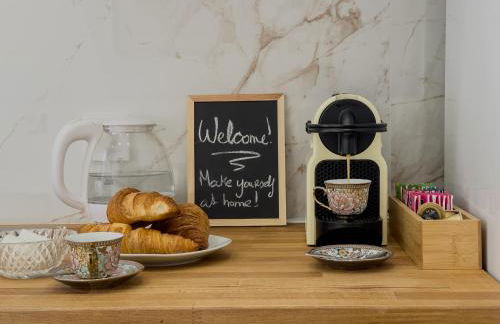 Central Studio - Bright & Modern - Private Terrace - AirCon - Near Train & Beach - Foto 10