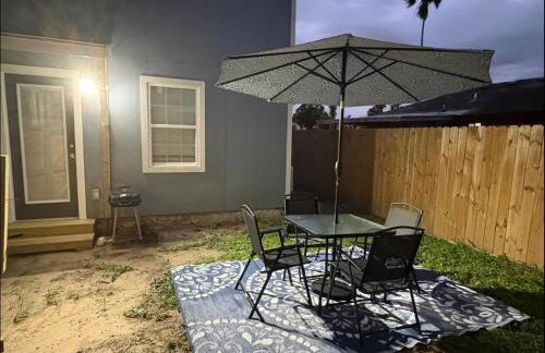 1 BR 1 Bath Airport SpaceX LNG WashDry Yard Patio Pets - Foto 2