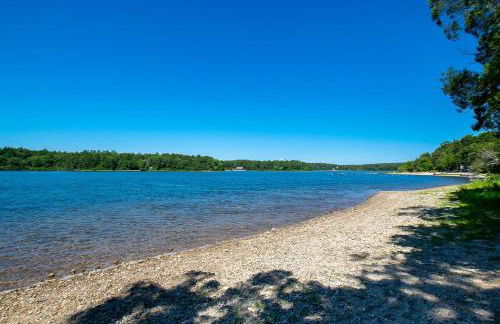 Stunning Home with Water Views - Foto 32