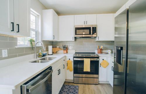City Retreat - 4 Bedroom Oasis with King & Private Yard near Downtown - Foto 20