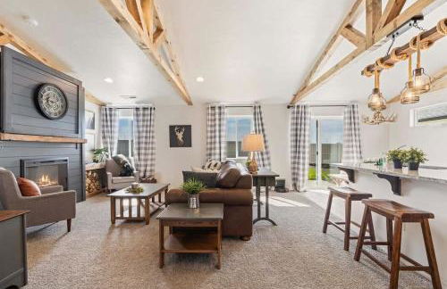 Modern Cabin Vibes, Vaulted ceilings, Sleeps 8! - Foto 1