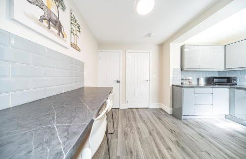 RYAN AIR I BNB - Huge 4 Bedroom House with Free Parking - Foto 5