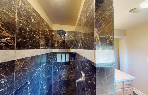 Tacit Shadow Resort Shangri-La King Suite, Gym, Coffee Bar, Hot-Tub, Free Laundry, Food Available - Foto 7