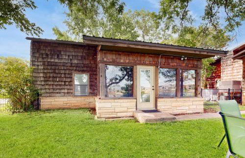 Classic Lakefront Cottage with Private Dock, Lovely Lake View, Backyard & WiFi - Foto 1