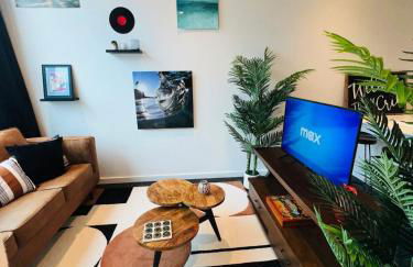 SkyPool-Roof Lounge-Free Parking-Gym-Loft-Theatre - Photo 2