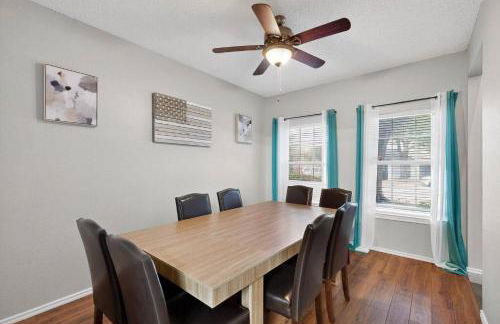 Newly updated 5BR/2.5BA w/pool sleep 16 ppl• - Photo 21