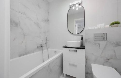 Elegant Apartment Żoliborz next to Metro and Westfield Arkadia by Noclegi Renters - Foto 21