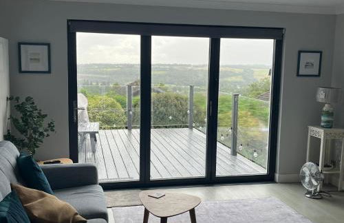 Stylish 3 Bedroom with Balcony and Amazing View - Photo 10