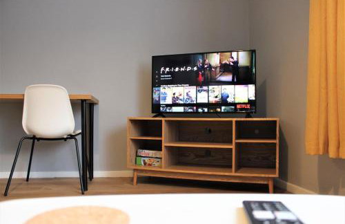 H21 -3 bed Close to Town Drive Parking 2 toilets Contractor Digs - Photo 18