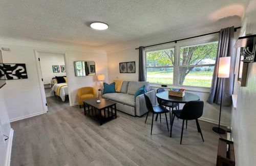 KING bed, Pet Friendly, Modern Retreat in CLE-BW - Foto 1