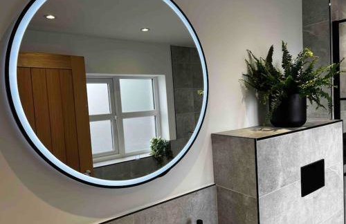 Manchester Luxury Country House Close To The City With Hot Tub & BBQ Fire Pit. - Foto 15