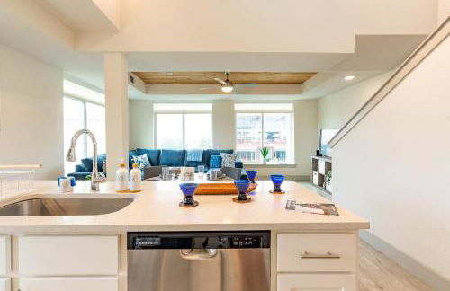 RiverWalk PentHouse Oasis w/Free Parking Gym Pool - Photo 23