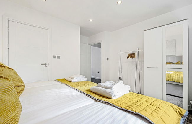 St Martins House Luxury Apts. Ruislip - Photo 2