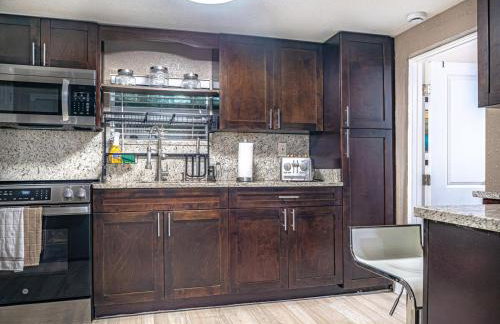 Tropical escape with fire pit near airport & stadium - Foto 22