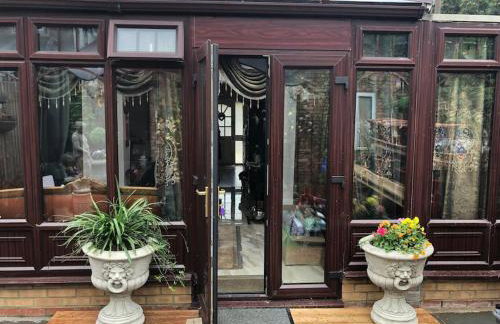 Cheerful 4 bedroom house with garden free parking - Photo 27