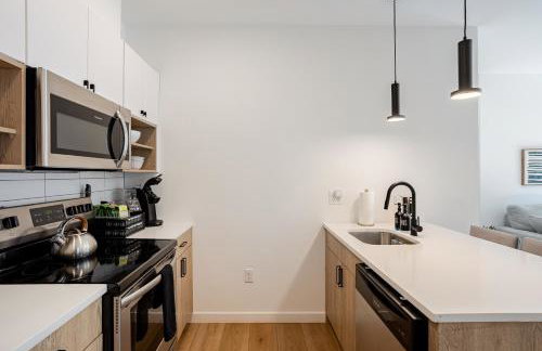 Modern & Spacious 2BR Apartment with Gym & Parking - Photo 20