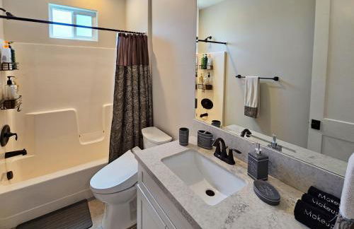 Modern comfort, prime location, 360 views, 4 BR entire house - Foto 26