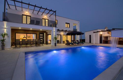 Luxury Villa with extra heated pool with hydromassage, biliard near town center and beach by WiiBuk - Foto 1