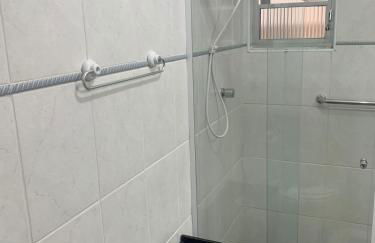 Apartamento Praia das Astúrias, 2 minutos de caminhada para praia, piscina, garagem demarcada, cama Queen - Foto 46