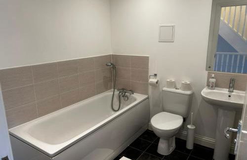 Andover Charming Three Bedroom House - Photo 9