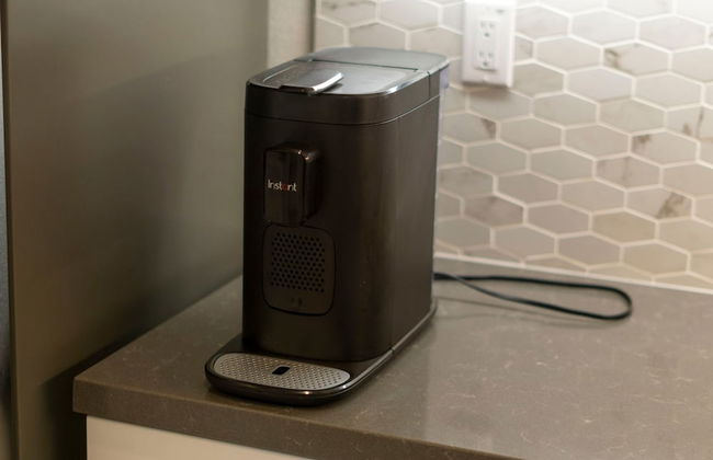 Luxurious Ontario Townhouse Ideal Family Retreat - Photo 45