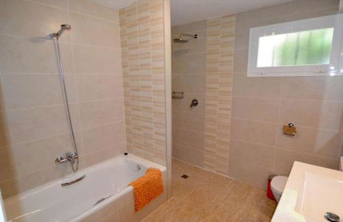 High Quality, Spacious, 4 Bedroom private Villa - Photo 2