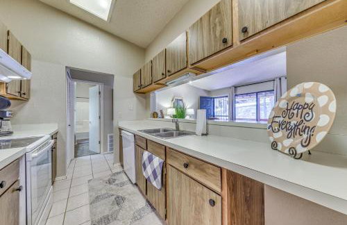 1 Mi to Ski Slopes Alto Escape with Game Room! - Foto 11