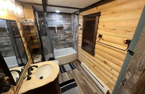 Cubs Den - Hot Tub- Walk to Lake- Fire Pit - Kayaks - Foto 22