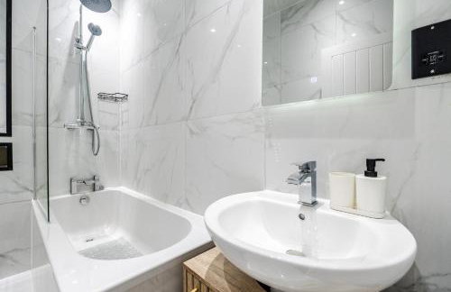 Exotic 4BD, Etihad, Coop Arena - TV in all Rooms and Outdoor Dining - Foto 19