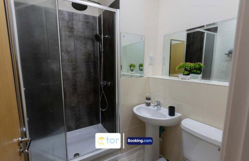 Large 2 Bedroom Apartment By The One Retreats Short Lets & Serviced Accommodation Horley Close To Gatwick Airport - Foto 43