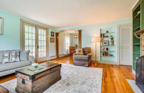 Ambient Manchester Village Abode with Deck and Pond! - Foto 6