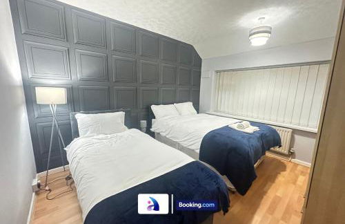 Spacious 3 BDR By Avalora Short Lets & Serviced Accommodation Queensway With Big Garden, Near Train Station, Airport & Large Driveway - Photo 21