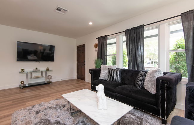 Epic House Near Griffith Observatory - Photo 23