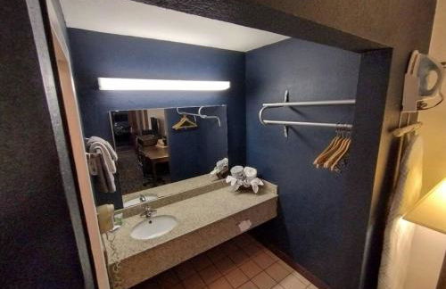 Hotel 2 Queen Beds Hotel Room 207 Booking - Foto 6