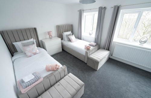 Entire Modern Home with Private Parking for 6/8 Persons - Photo 5