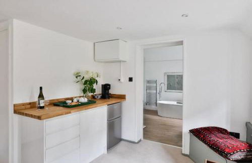 Cozy Beverston Castle Cottage 1 Bed 1 Bath Retreat - By Tempstay - Foto 4