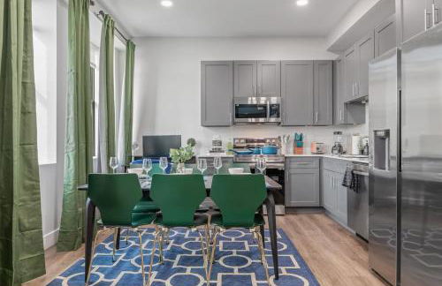 Apt+ 2 Queens+Bunkbed+Free Parking 55"TV - Photo 60