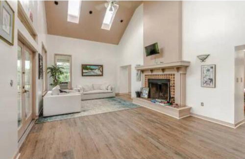 Sprawling 9 BR Mountaintop Oasis with BlueRidge Views - Foto 17