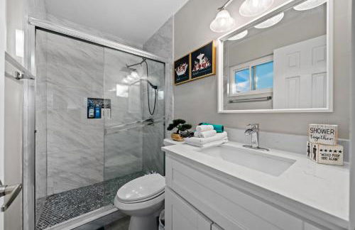 Entire Private Home with 3 Bedrooms 2 Bathrooms, Gated Yard, Garage, Hot Tub, 4-Beds, Golf, Mira Mesa, Available Now - Photo 30